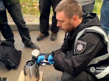 Поліція викрила одесита, який пересилав психотропи поштою, сховавши їх у чайнику
