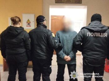 Гість напав із ножем на господаря квартири в Одесі