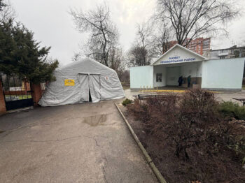 Через наслідки атак у місті встановили намети обігріву