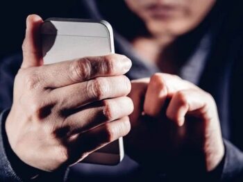 На Одещині чоловік викрав телефон у магазині: загрожує до 8 років