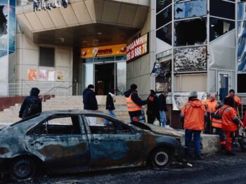 Через удар дронів в Одесі вибито десятки вікон у житлових будинках