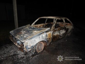Невдала поїздка: чоловік викрав автомобіль і залишив його палаючим