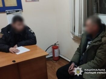В Овідіополі чоловік побив співмешканку та незаконно утримував двох жінок у будинку