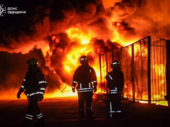 Росія масовано атакувала Одесу та область: спалахнули масштабні пожежі в портах