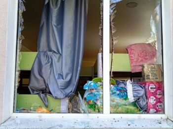 Пошкоджено дитсадки і школу: місто оговтується після атаки