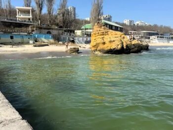 Біля узбережжя Одеси з’явилися маслянисті плями: у воді зафіксували перевищення норм