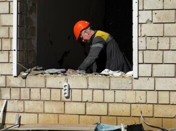 Після атак і негоди: як відновлюють світло на Одещині