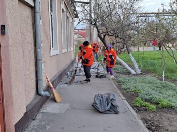 Комунальники працюють без зупину: ліквідація наслідків удару в Одесі