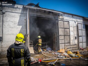 Під Одесою горів склад із тканинами: вогнеборці врятували приміщення