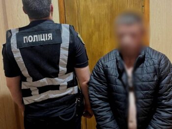 Погрожував дружині, сусідці та правоохоронцям: жителя Одещини взяли під варту