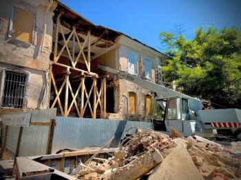 В Одесі продовжують відновлення будинку на Єврейській після атаки