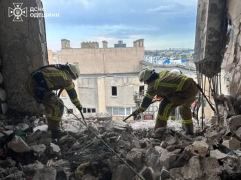 Наслідки атаки: з багатоповерхівки в Одесі обвалилося каміння