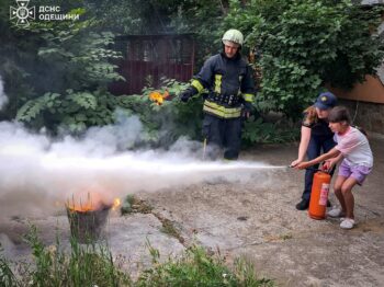 Ізмаїльські рятувальники навчили дітей гасити умовну пожежу під час інтерактиву