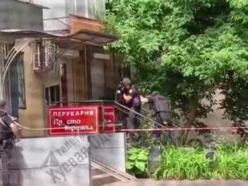 Одеса: у Хаджибейському районі чоловік взяв у заручники людей у перукарні