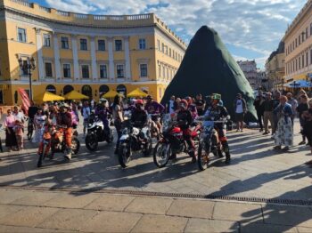 Мотоцикли на Потьомкінських сходах: в Одесі відзначили ювілей Сергія Уточкіна