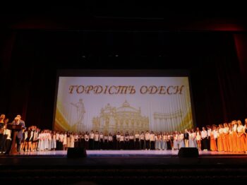 Попри обстріли й тривоги: 836 одеських випускників завершили школу з відзнакою