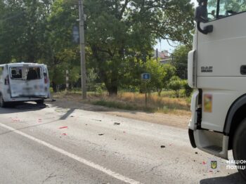 Аварія в Одеському районі: госпіталізували трьох пасажирів мікроавтобуса