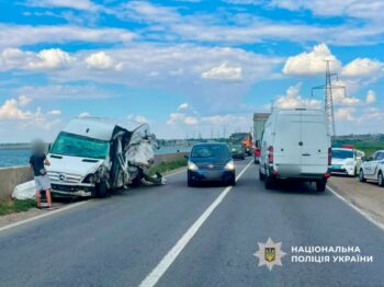Поблизу Нерубайського зіткнулися три автомобілі: трьох водіїв госпіталізували