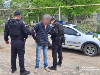 У Білгороді-Дністровському судитимуть чоловіка, який прийшов до школи зі зброєю