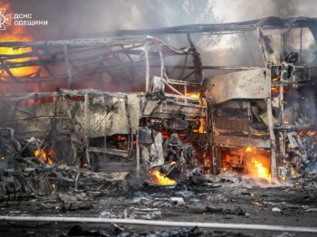 Після удару по Одесі згоріли автобуси та пошкоджено санаторій