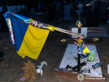 Поліція розслідує пошкодження могили військовослужбовця на Одещині